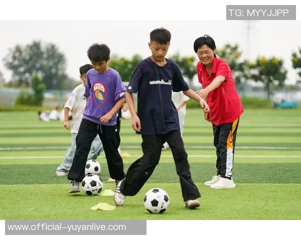 足球老K带你领略绿茵场上的激情与荣耀，畅谈足球背后的故事与梦想